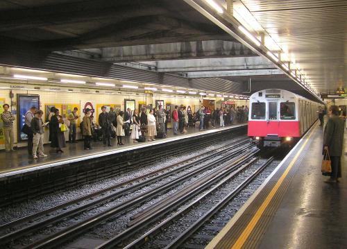 Nhiều người tự s&aacute;t tại khu vực t&agrave;u điện ngầm ở London