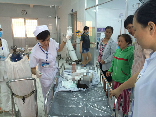 Ch&aacute;u H.H.L tại bệnh viện. Ảnh: Thanh Ni&ecirc;n