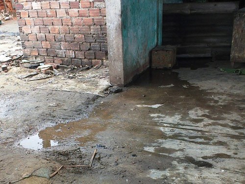 Vị tr&iacute; b&agrave; T&acirc;n tưới dầu v&agrave;o người rồi tự thi&ecirc;u