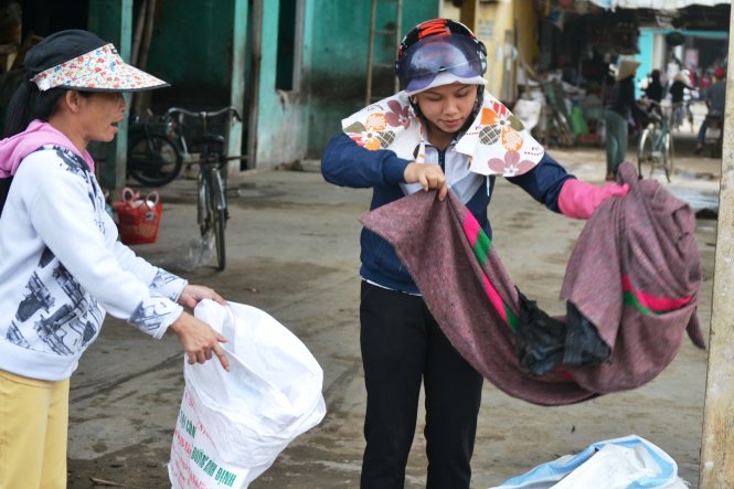 Những tấm chăn d&ugrave;ng để dập lửa tự thi&ecirc;u tr&ecirc;n người nạn nh&acirc;n c&ograve;n s&oacute;t lại tại hiện trường