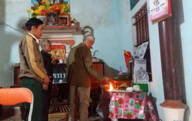Người th&acirc;n đau buồn trước di ảnh ch&aacute;u b&eacute; 6 tuổi bị &eacute;p tự thi&ecirc;u trong nh&agrave; nghỉ