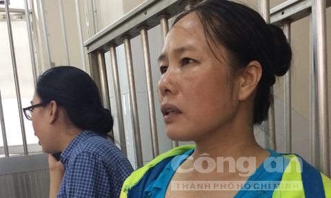 Theo lời mẹ chị H&agrave;, vụ tưới xăng tự thi&ecirc;u bắt nguồn từ ghen tu&ocirc;ng m&ugrave; qu&aacute;ng dẫn đến m&acirc;u thuẫn gia đ&igrave;nh