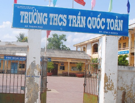 Nữ sinh tự tử v&igrave; bị nh&agrave; trường đ&igrave;nh chỉ học một năm