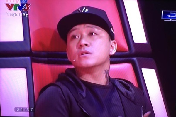 H&igrave;nh ảnh buồn b&atilde; của Tuấn Hưng trong Liveshow 2 Giọng h&aacute;t Việt 2015