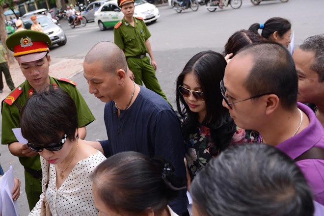 Sau ít phút làm thủ tục, người thân của bầu Kiên được vào bên trong tòa.