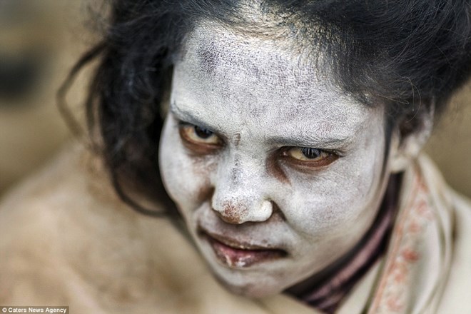 Bộ tộc Aghori c&oacute; tục lệ ăn thịt người chết gh&ecirc; rợn