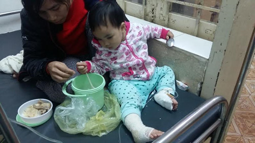 B&eacute; Tr&acirc;n tại bệnh viện