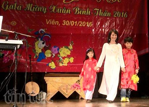 Trình diễn trang phục dân tộc trong Gala mừng Xuân Bính Thân 2006 tại CH Áo. Ảnh báo tin tức