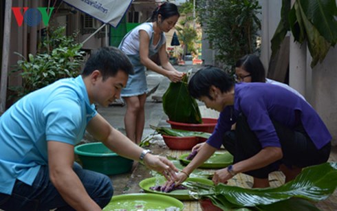 Trong những ngày áp Tết, những người Việt Nam đang sinh sống, học tập và làm việc tại Thái Lan lại hội tụ cùng nhau chuẩn bị đón Tết. Ảnh VOV