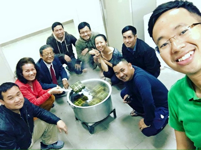 Gánh trên vai trọng trách, các cán bộ Ngoại giao Đại sứ quán Việt Nam ở Qatar không thể về nước đón Tết. Nồi bánh chưng đậm đà bản sắc dân tộc giúp họ vơi đi nỗi nhớ Đăng ký và nhận 60K 24 bao lì xì miễn phí mỗi ngày, bạn bè ở nơi xứ người. Ảnh: ĐSQ tại Qatar