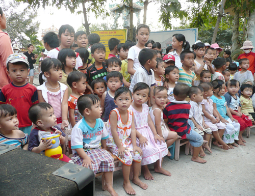 Trẻ em bị bỏ rơi, trẻ mồ c&ocirc;i được nu&ocirc;i dưỡng tại ch&ugrave;a Bồ Đề