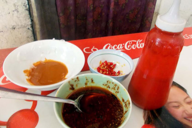 Kh&aacute;ch h&agrave;ng vẫn &ldquo;v&ocirc; tư&rdquo; ăn tương ớt &ldquo;ba kh&ocirc;ng&rdquo;.