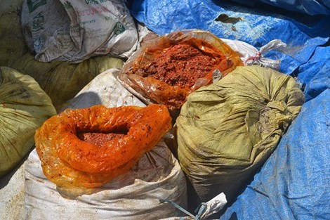 Tương ớt n&agrave;y đ&atilde; chuyển m&agrave;u, kh&ocirc;ng đảm bảo vệ sinh