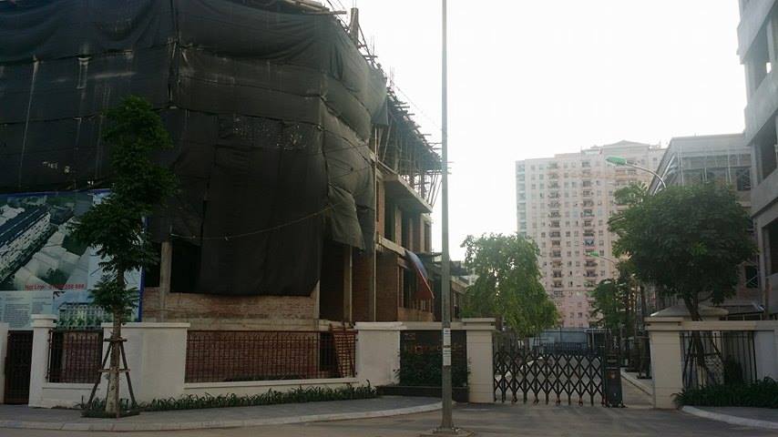 C&ocirc;ng ty Handico 7 tự &yacute; x&acirc;y dựng tường r&agrave;o tại dự &aacute;n 1.14HH L&aacute;ng Hạ - Thanh Xu&acirc;n khiến người d&acirc;n bức x&uacute;c