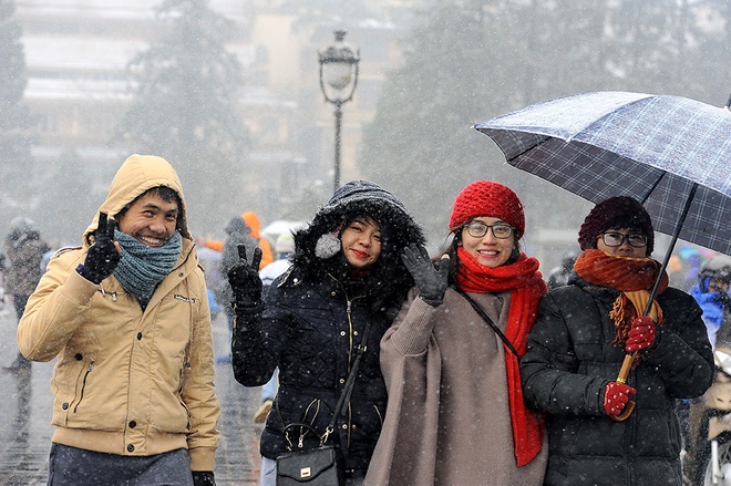 Thị trấn Sa Pa (huyện Sa Pa, Lào Cai) nhiệt độ xuống -3 độ C, tuyết rơi ngày càng dầy, phủ kín mái nhà, nóc ôtô. Nhiều du khách phấn khích thức dậy đón tuyết. Ảnh: Giang Huy