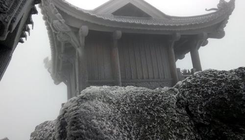 Ông Đặng Bá Bắc, Chủ tịch UBND huyện Bình Liêu, Quảng Ninh cho biết: Tại 2 ngọn núi là Cao Xiêm (thuộc địa phận xã Lục Hồn, huyện Bình Liêu), Cao Ly (thuộc địa phân xã Húc Động, huyện Bình Liêu) có độ cao trên 1000 m so với mặt nước biển, tuyết rơi với mật độ khá dày. Ảnh: TTXVN