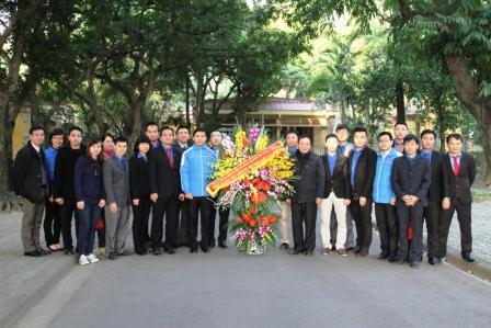 Ban chấp hành Bộ khoa học và công nghệ - Tổng cục Tiêu chuẩn Đo lường Chất lượng dâng hoa kính viếng Đại tướng