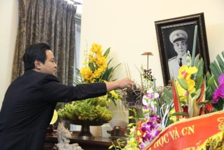 Ông Nguyễn Văn Thoan - Bí thư đoàn thanh niên Tổng cục Tiêu chuẩn Đo lường Chất lượng thắp hương kính viếng Đại tướng