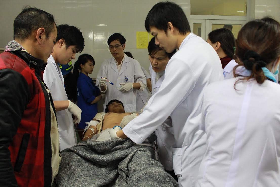 Bác sĩ Hà Nội đã có mặt tại hiện trường vụ sập giàn giáo Bác sĩ Hà Nội đã có mặt tại hiện trường vụ sập giàn giáo