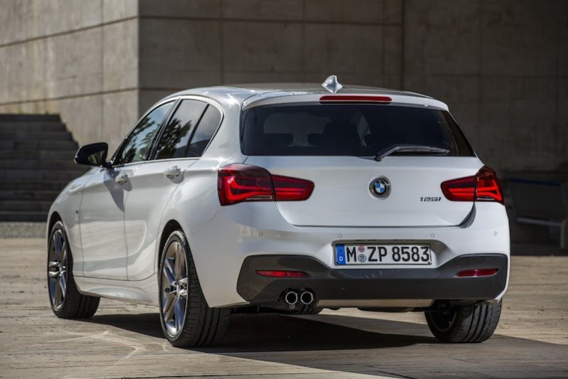 Phi&ecirc;n bản cải tiến của BMW 1- Series với đ&egrave;n hậu tạo h&igrave;nh chữ L thường thấy của BMW