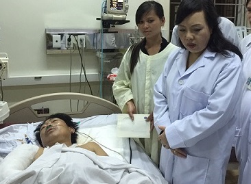 Bộ trưởng Nguyễn Kim Tiến v&agrave;o H&agrave; Tĩnh thăm nạn nh&acirc;n vụ sập gi&agrave;n gi&aacute;o