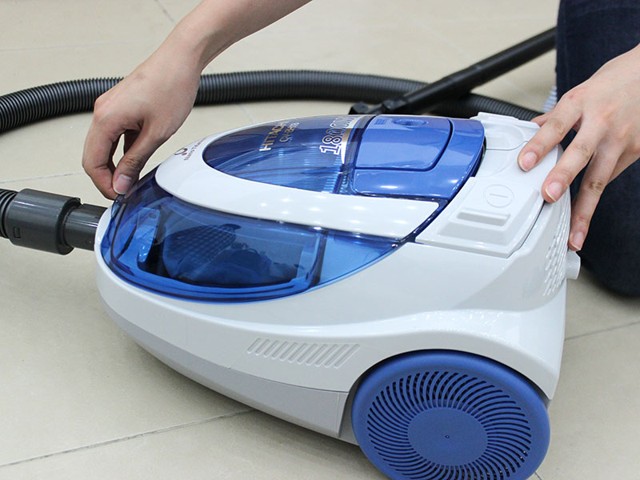 C&aacute;ch vệ sinh m&aacute;y h&uacute;t bụi hiệu quả l&agrave; đổ r&aacute;c v&agrave; l&agrave;m sạch ngăn chứa bụi thường xuy&ecirc;n 
