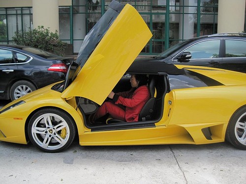 Đại gia B&ugrave;i Hữu Lợi - người sở hữu si&ecirc;u xe Lamborghini Murcielago mui trần đầu ti&ecirc;n ở Việt Nam