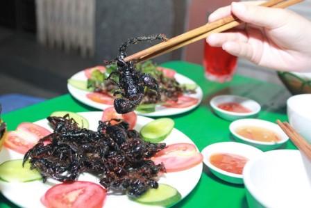 Qu&aacute;n nhậu gi&uacute;p Th&ocirc;ng l&agrave;m gi&agrave;u từ c&ocirc;n tr&ugrave;ng với những m&oacute;n nhậu lạ, gi&aacute; cả b&igrave;nh d&acirc;n khiến nhiều người th&iacute;ch th&uacute;