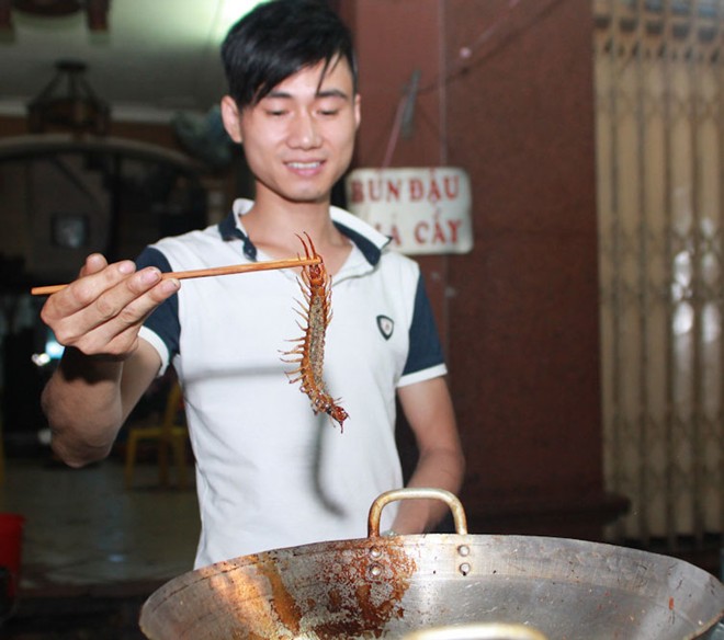 Qu&aacute;n nhậu c&ocirc;n tr&ugrave;ng gi&uacute;p Th&ocirc;ng kiếm được bạc triệu mỗi tối 