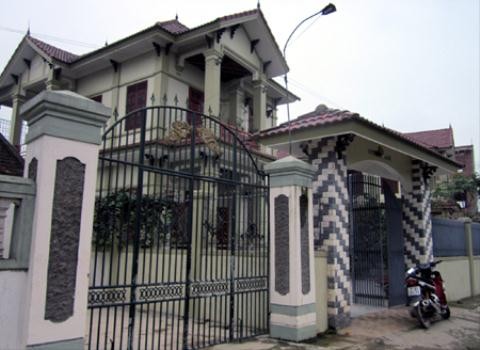 Những ng&ocirc;i biệt thự trị gi&aacute; h&agrave;ng chục tỉ, những d&atilde;y xe hơi nối h&agrave;ng d&agrave;i kh&ocirc;ng phải l&agrave; chuyện hiếm ở Diễn X&aacute;