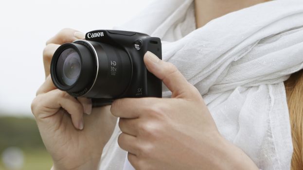 C&aacute;c chương tr&igrave;nh giảm gi&aacute; cuối năm kh&ocirc;ng thể thiếu những chiếc m&aacute;y ảnh khuyến m&atilde;i