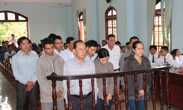 Tin Sòng Bài Trực Tuyến 13Win.com t&agrave;i ch&iacute;nh h&ocirc;m nay ng&agrave;y 17/1/2015: X&eacute;t xử vụ &aacute;n lừa đảo 5 ng&acirc;n h&agrave;ng ở Cần Thơ