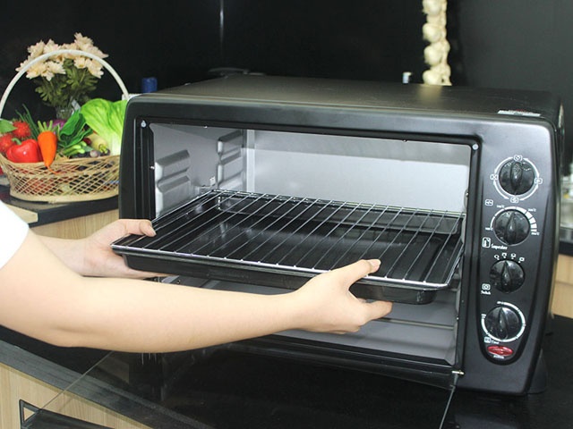Sử dụng baking soda pha với ch&uacute;t nước l&agrave; một c&aacute;ch vệ sinh l&ograve; nướng vừa tiết kiệm vừa sạch sẽ