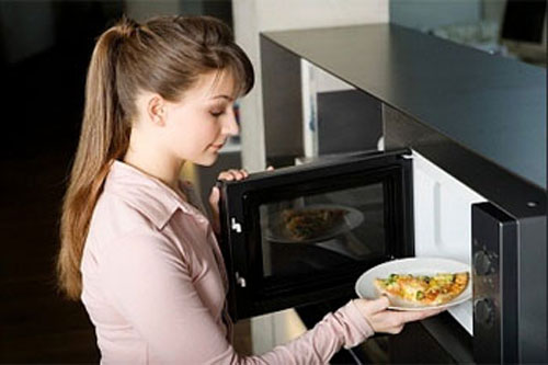 Một c&aacute;ch kh&aacute;c để vệ sinh l&ograve; nướng sạch sẽ &iacute;t tốn thời gian l&agrave; d&ugrave;ng baking soda kết hợp với dấm