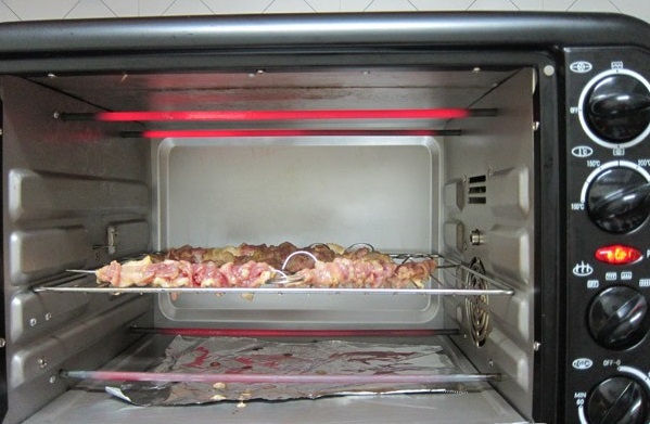 C&aacute;ch vệ sinh l&ograve; nướng tiện lợi v&agrave; nhanh gọn ch&iacute;nh l&agrave; d&ugrave;ng tấm l&oacute;t tr&aacute;ng nh&ocirc;m ở đ&aacute;y l&ograve;