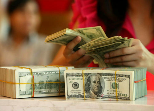 Nhiều người trong ng&agrave;nh tỏ ra ngạc nhi&ecirc;n trước tỷ gi&aacute; Vietcombank