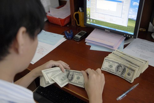 Ng&acirc;n h&agrave;ng Nh&agrave; nước cho rằng nếu tiếp tục ổn định tỷ gi&aacute; USD sẽ c&oacute; lợi hơn nhiều