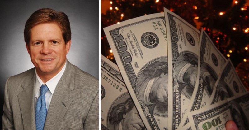 Trước m&oacute;n qu&agrave; tặng Gi&aacute;ng sinh trị gi&aacute; 100.000 USD/người n&agrave;y, tỷ ph&uacute; Jeffery Hildebrand cũng từng thưởng xe hơi cho nh&acirc;n vi&ecirc;n