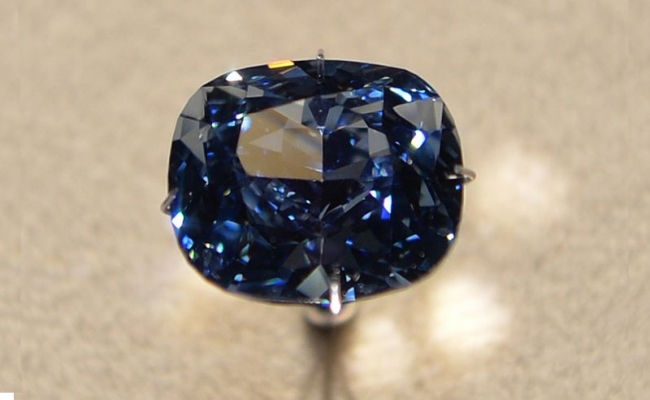 Cận cảnh vẻ đẹp của vi&ecirc;n kim cương xanh Blue Moon c&oacute; gi&aacute; trị hơn 1.000 tỷ đồng