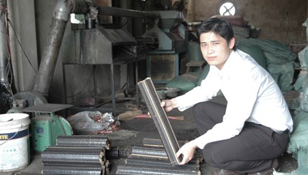Tỷ phú nông dân trẻ Lê Trường An tại xưởng sản xuất củi trấu sinh học Tỷ phú nông dân trẻ Lê Trường An tại xưởng sản xuất củi trấu sinh học