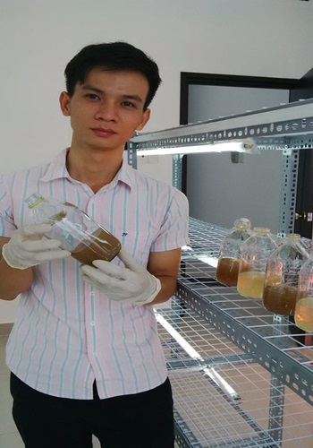 Tỷ phú nông dân trẻ Ngô Kim Lai trong phòng thí nghiệm nuôi trồng đông trùng hạ thảo ở công ty Tỷ phú nông dân trẻ Ngô Kim Lai trong phòng thí nghiệm nuôi trồng đông trùng hạ thảo ở công ty