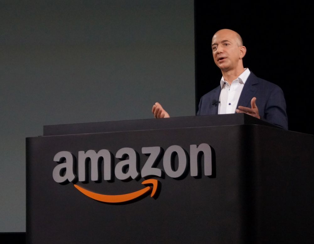Jeff Bezos. T&ocirc;̉ng tài sản: 32 tỷ USD. &Ocirc;ng chủ của trang web bán lẻ n&ocirc;̉i ti&ecirc;́ng Amazon
