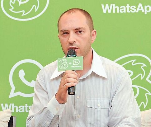 Phần mềm nhắn tin Whatsapp do Jan Koum s&aacute;ng lập được mạng x&atilde; hội Facebook mua lại với gi&aacute; 19 tỷ USD
