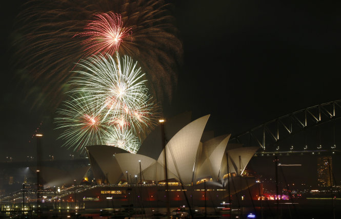 Cầu cảng Sydney Harbour bừng s&aacute;ng ph&aacute;o hoa ch&agrave;o đ&oacute;n năm mới 2016 - Ảnh: Reuters