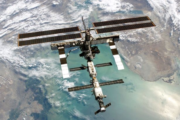 Việc ph&aacute;t hiện ra UFO g&acirc;y ch&uacute; &yacute; với nhiều người. Ảnh Mirror
