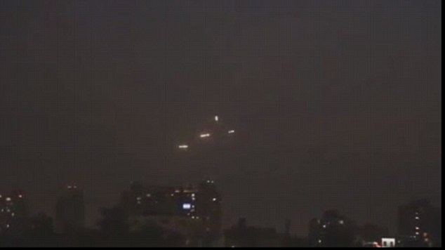 Nhiều UFO xuất hiện với h&igrave;nh th&ugrave; b&iacute; ẩn
