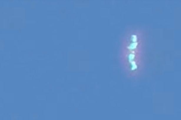 UFO h&igrave;nh d&aacute;ng kỳ lạ n&agrave;y khiến mọi người x&ocirc;n xao. Anhr Mirror