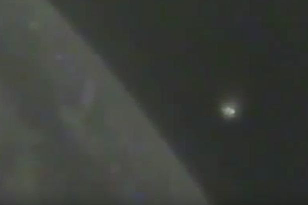 UFO b&iacute; ẩn ph&aacute;t s&aacute;ng bay gần trạm vũ trụ quốc tế
