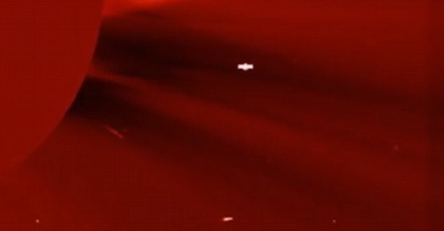 Vật thể lạ nghi l&agrave; UFO bay gần Mặt Trời. Ảnh Dailymail