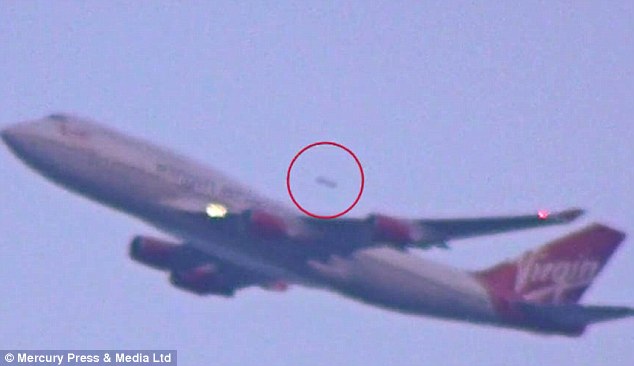 H&igrave;nh ảnh cho thấy UFO xuất hiện c&ugrave;ng m&aacute;y bay của Mỹ. Ảnh Dailymail